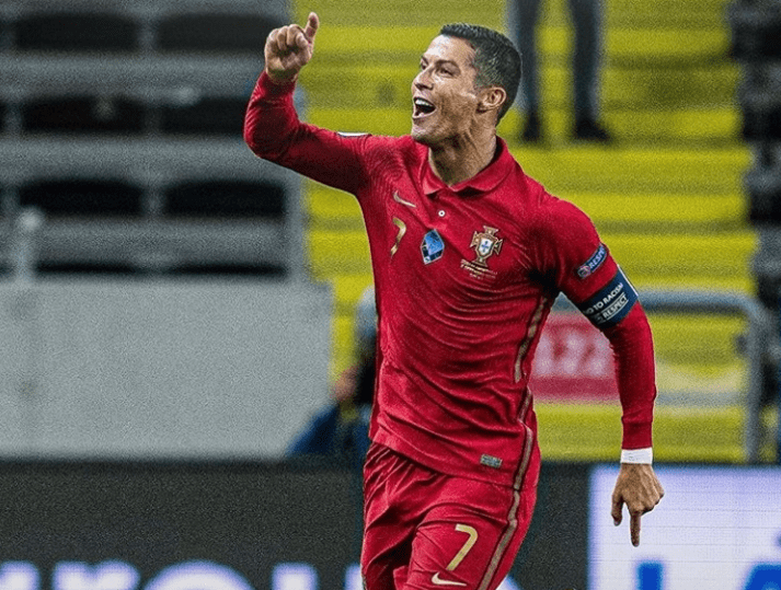 关于费德勒在FPX比赛中惊险取胜，突破纪录引发热议！的信息